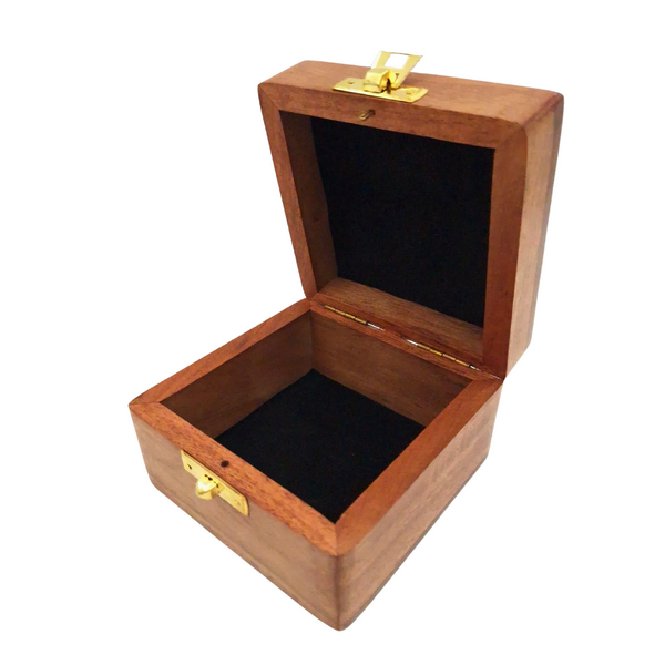 Caixa de madeira para presente 6 x 6 x 4 cm com possibilidade de gravação, castanha, com forro de tecido e fecho em latão