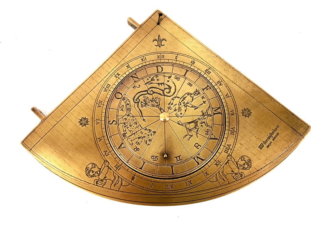 Quadrante Solar de Latão Gunter H39 com base de madeira, possibilidade de personalização por gravação, presente ideal para amantes da astronomia, altura 17 cm, embalagem elegante para presente
