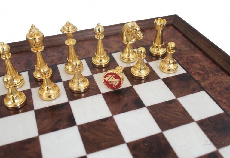 Xadrez exclusivo Italfama de metal dourado 53x53 cm com possibilidade de gravação personalizada