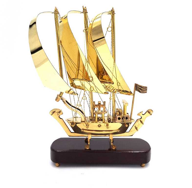 Navio Elegante em Latão com Base de Madeira 30 cm com Possibilidade de Personalização por Gravação
