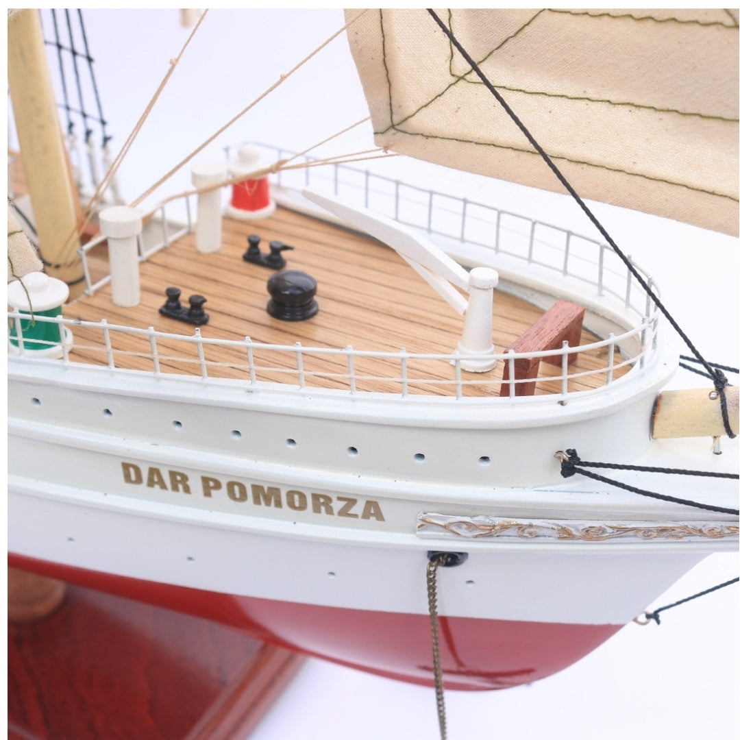Modelo exclusivo de veleiro Dar Pomorza 82 cm com possibilidade de personalização por gravação
