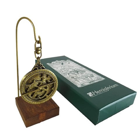 Astrolábio miniatura H81 com base de madeira e possibilidade de personalização por gravação - elemento decorativo elegante para presente a amante da astronomia, altura 13 cm, diâmetro 4,5 cm, execução única com atenção ao detalhe
