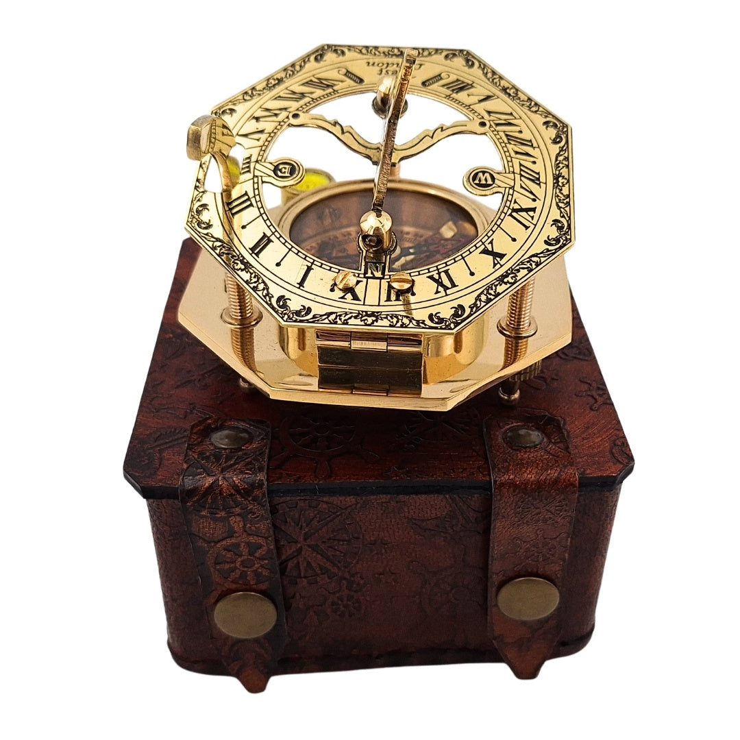 Bússola de latão em caixa de couro estilosa com possibilidade de gravação – presente retro vintage para viajante, marinheiro - 8 cm de altura, design elegante em latão