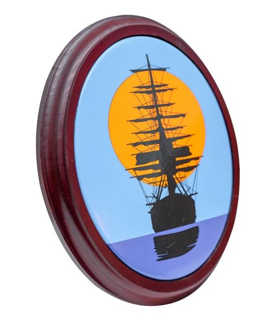 Placa Esmaltada Navio à Vela ao Pôr do Sol com Moldura de Madeira