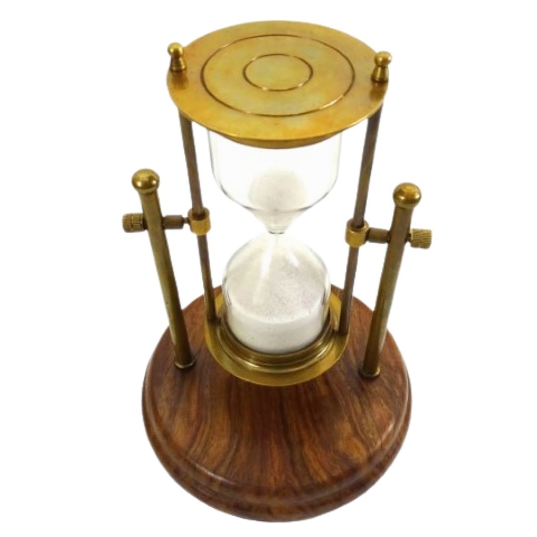 Ampulheta de latão TMR-0200 sobre base de madeira, personalizável com gravação — um presente elegante para a secretária, 20 cm de altura, areia branca