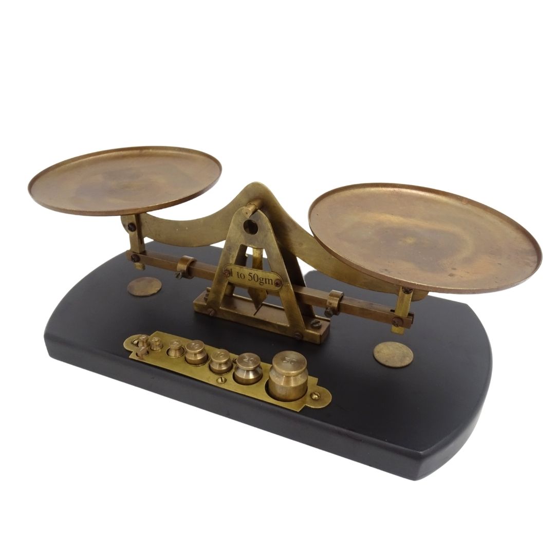 Balança Retro WSB7 em Latão com Base de Madeira e Gravação Personalizada – Presente Ideal com 8 Pesos (1g, 2g, 5g, 10g, 20g, 50g) – Altura 10 cm, Comprimento 25,5 cm
