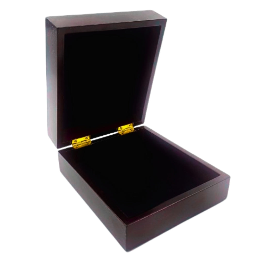 Caixa de presente em madeira 14 x 16 x 6,7 cm em cor cereja escura com forro de feltro e possibilidade de personalização por gravação