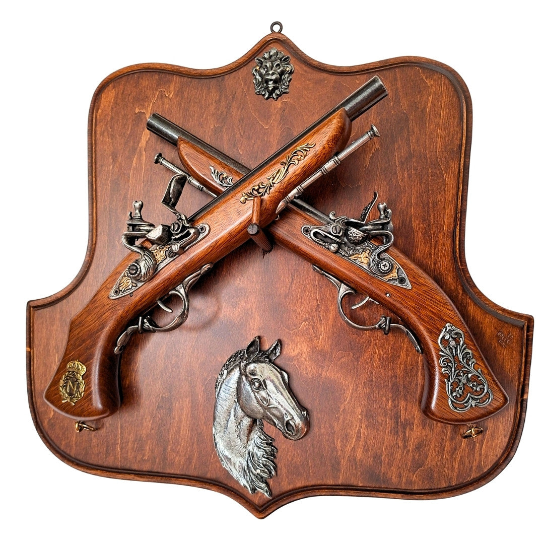 Réplica de Pistolas de Pederneira em Suporte de Madeira com Possibilidade de Gravação Personalizada – Presente Ideal para Amantes de História e Colecionadores – Alta Qualidade, Construção Robusta, Design Elegante 45x44 cm