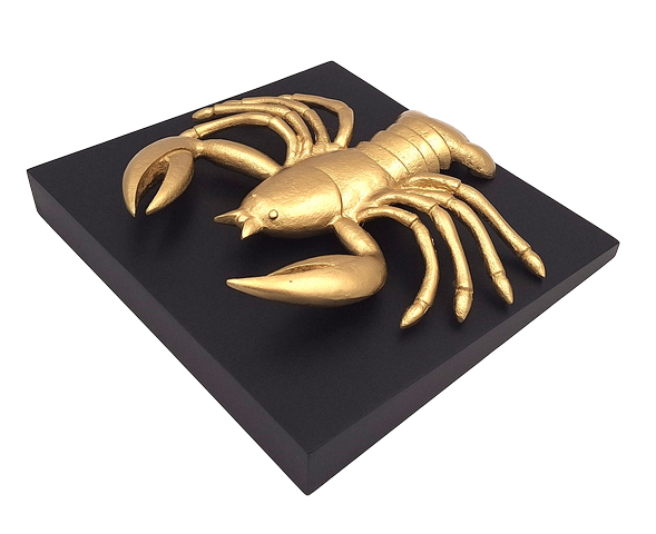 Estatueta decorativa dourada de Caranguejo em alumínio com possibilidade de personalização por gravação - presente elegante para qualquer ocasião, dimensões 29 x 27,5 x 9 cm, base de madeira preta