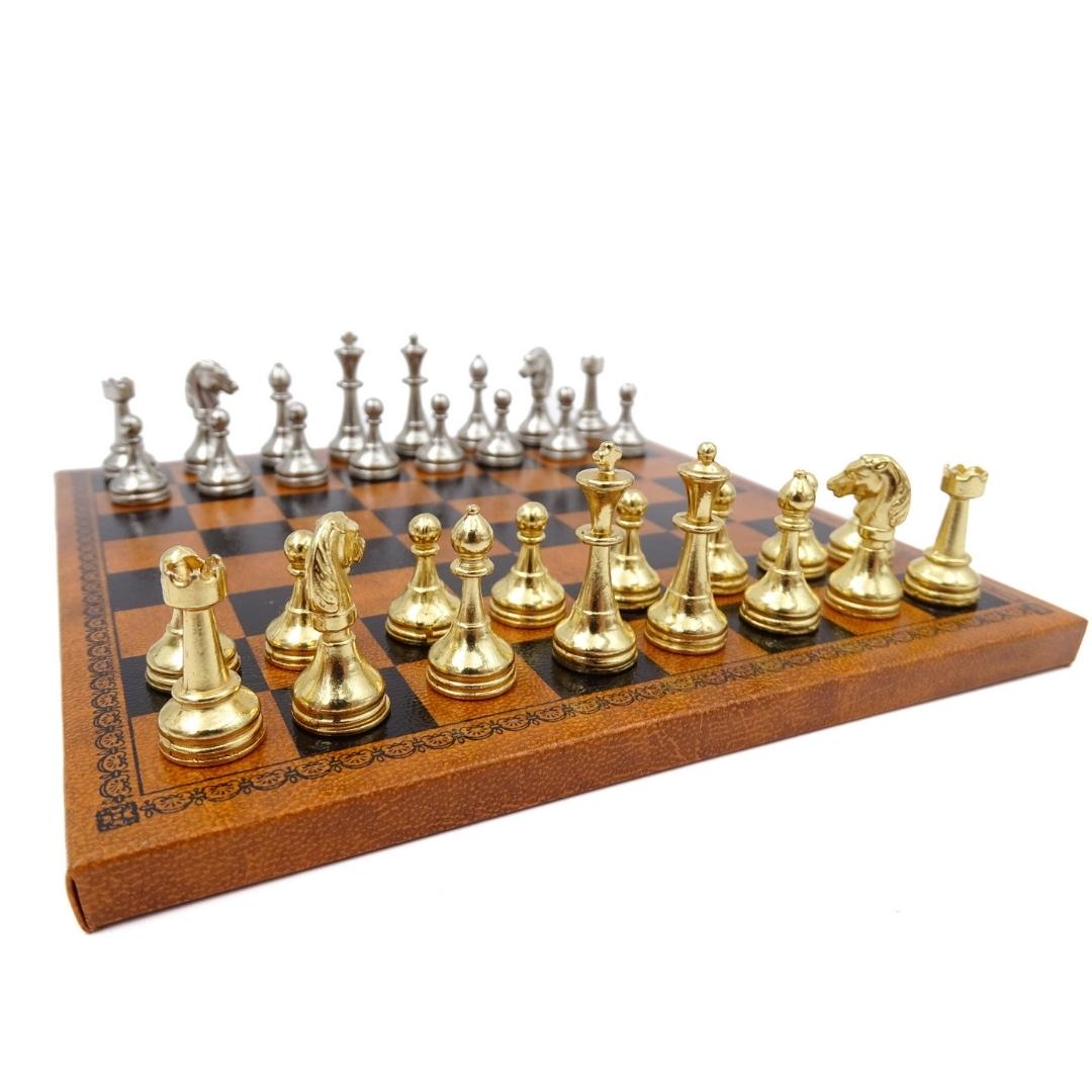 Xadrez magnético metálico exclusivo Italfama 18x18 cm com possibilidade de gravação personalizada – presente elegante para qualquer ocasião, tabuleiro castanho-preto com peças dourado-prateadas