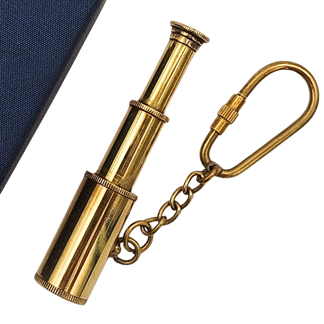 Chaveiro Luneta de Latão com Possibilidade de Gravação – Presente Elegante em Caixa Azul Marinho
