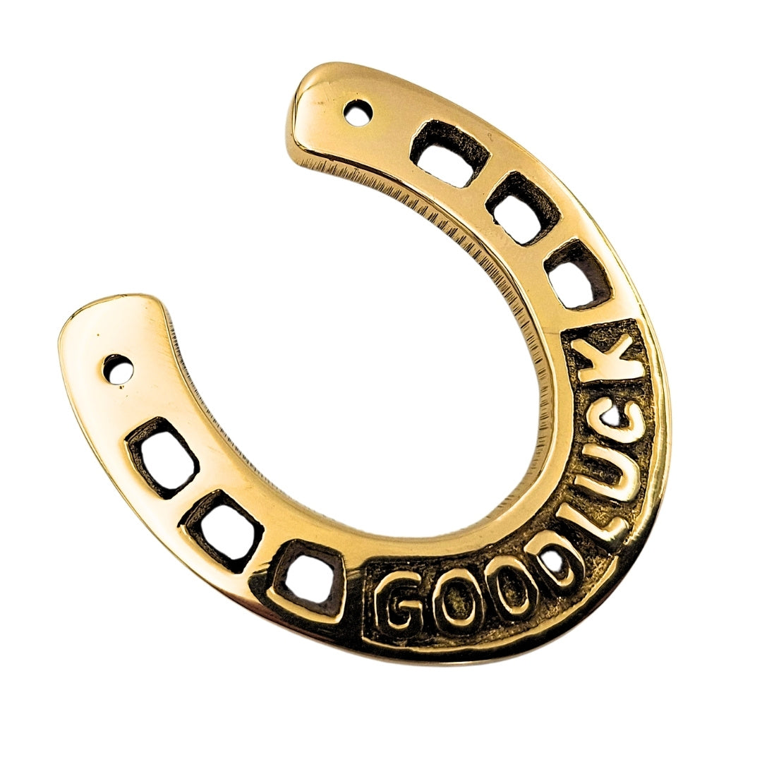 Ferradura da Sorte em Latão 7 cm com Gravação - Presente Elegante para Casa Nova, Formatura ou Novo Emprego, Adorno Dourado com Inscrição Good Luck
