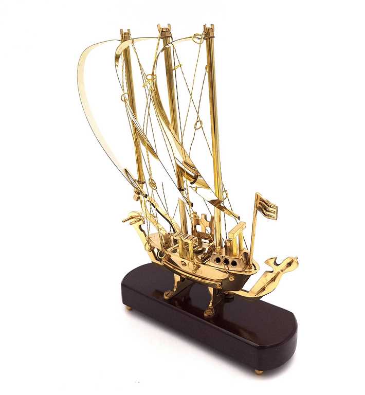 Navio Elegante em Latão com Base de Madeira 30 cm com Possibilidade de Personalização por Gravação