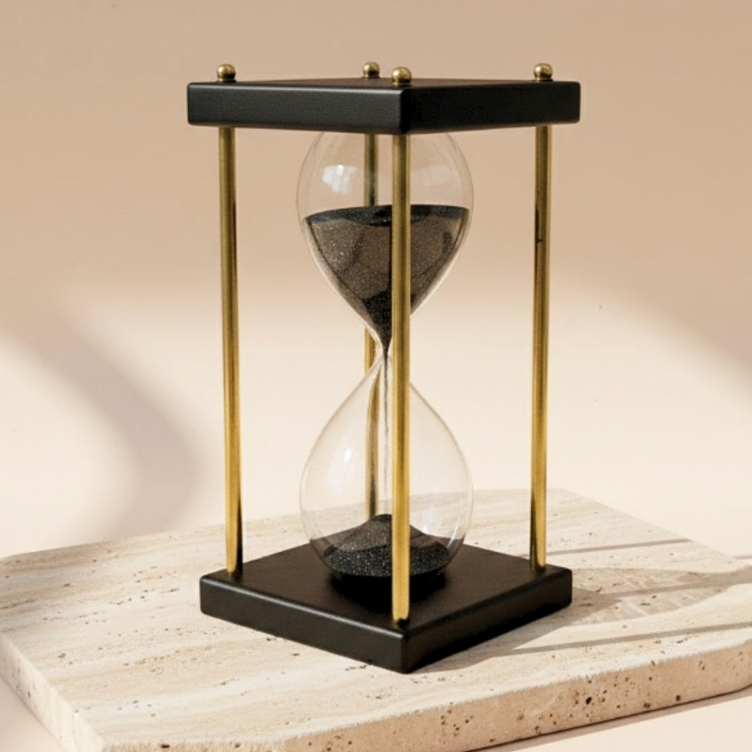 Ampulheta de Latão e Madeira 5 minutos com Areia Preta com Possibilidade de Personalização por Gravação – Decoração Retro Elegante para Presente com Altura de 16 cm