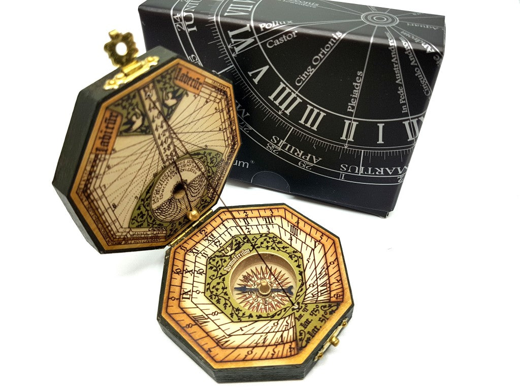 Relógio de sol octogonal e bússola H06 com possibilidade de personalização por gravação – presente elegante para amantes da navegação, feito em madeira e latão, com ornamentação rica, dimensões 7,3 x 2 cm