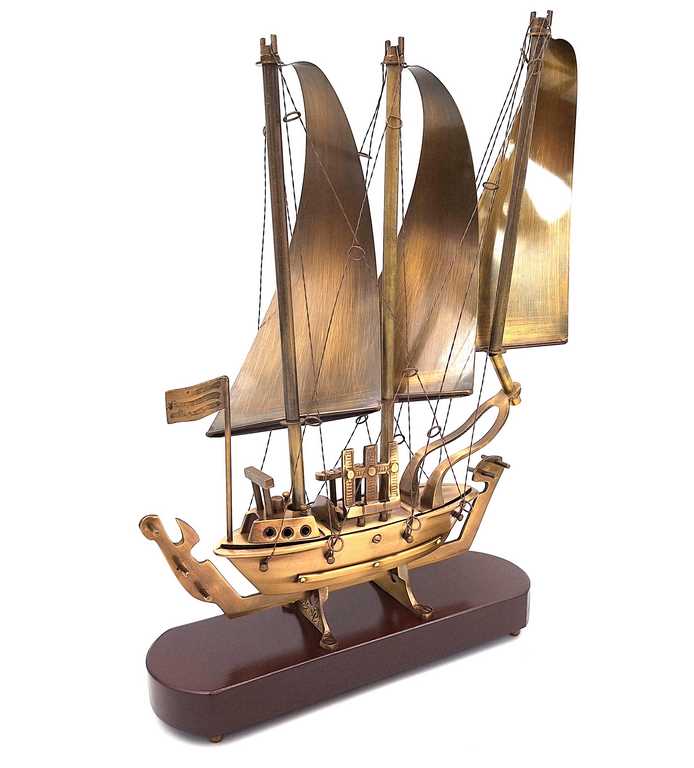 Navio em Latão com Base de Madeira 38 cm com Possibilidade de Gravação