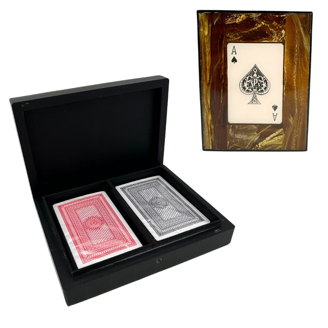 Conjunto elegante de dois baralhos de cartas numa caixa de resina com possibilidade de personalização por gravação