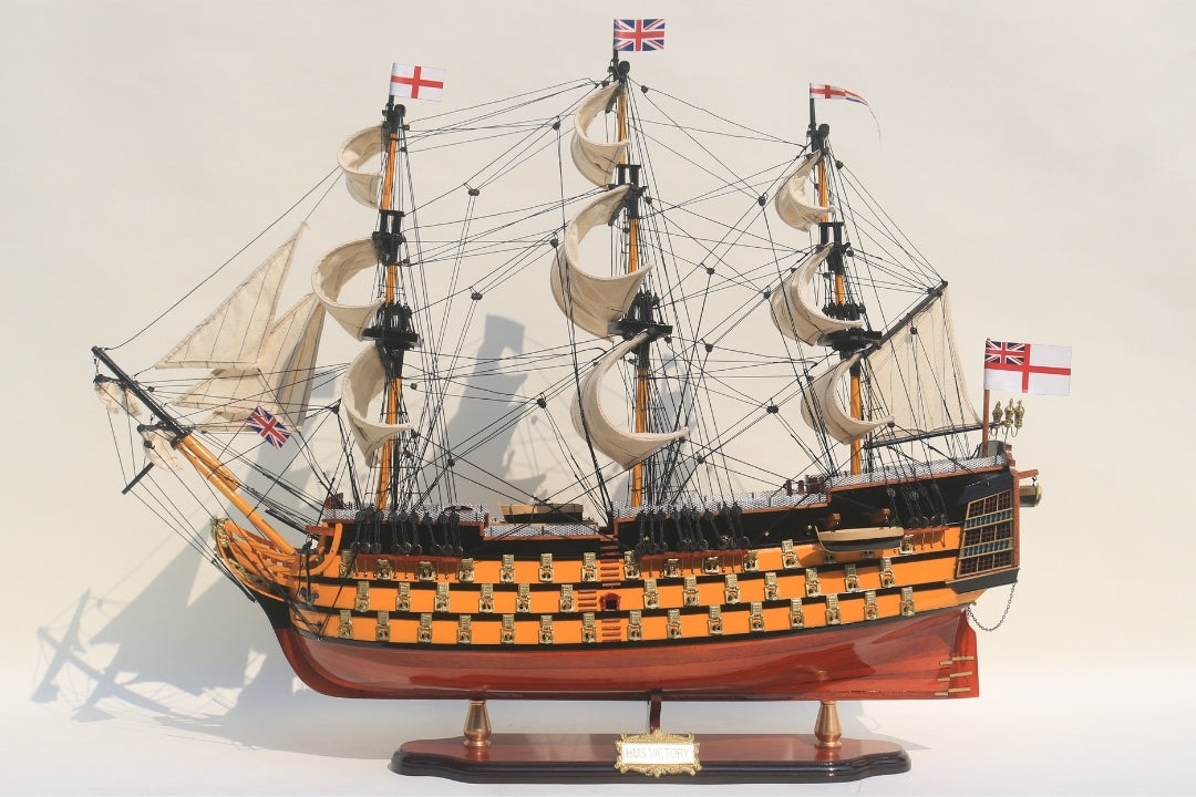 Modelo do veleiro HMS Victory 80cm montado com possibilidade de personalização por gravação - Decoração exclusiva para oferecer, feito à mão em madeira exótica, alta qualidade e atenção aos detalhes