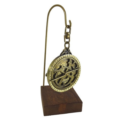 Astrolábio miniatura H81 com base de madeira e possibilidade de personalização por gravação - elemento decorativo elegante para presente a amante da astronomia, altura 13 cm, diâmetro 4,5 cm, execução única com atenção ao detalhe