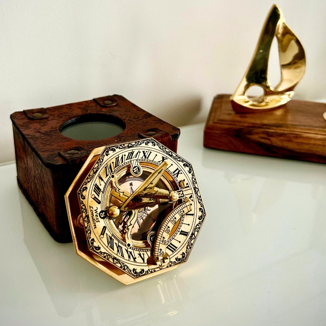 Bússola de latão em caixa de couro estilosa com possibilidade de gravação – presente retro vintage para viajante, marinheiro - 8 cm de altura, design elegante em latão