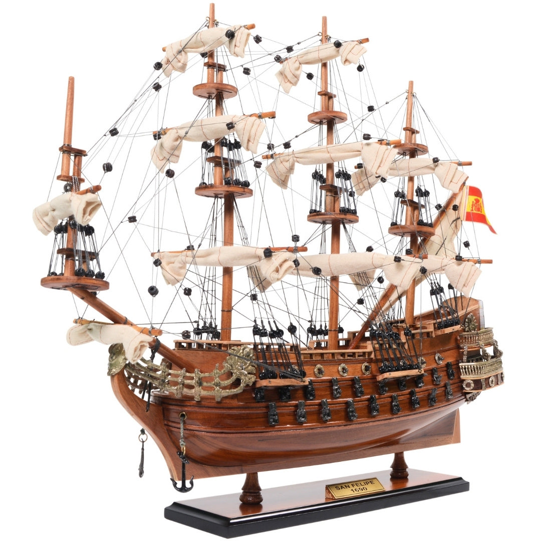 Modelo exclusivo do veleiro San Felipe SF45R com velas abertas, feito à mão em madeira exótica, possibilidade de personalização por gravação, ideal para presente, dimensões 48,3 cm x 17,8 cm x 45,7 cm