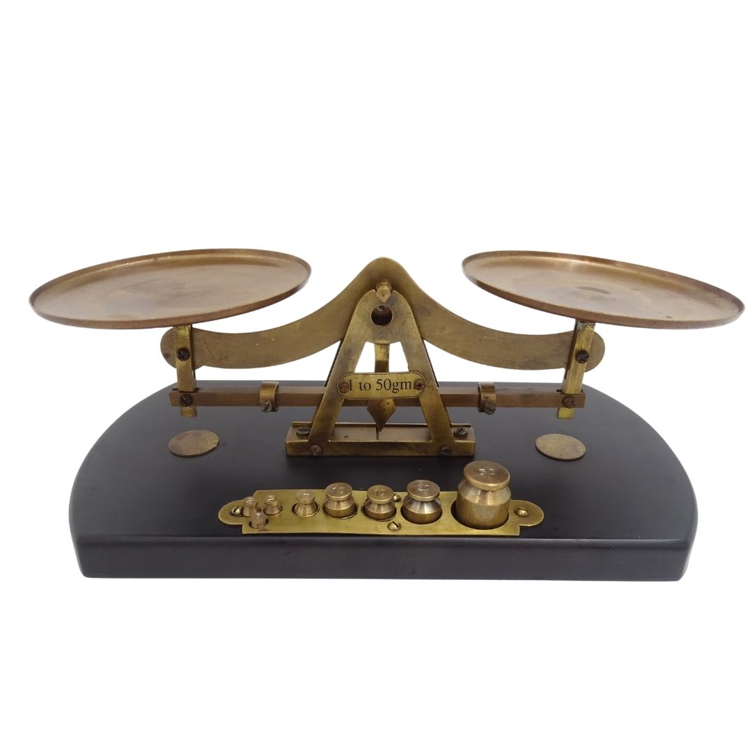 Balança Retro WSB7 em Latão com Base de Madeira e Gravação Personalizada – Presente Ideal com 8 Pesos (1g, 2g, 5g, 10g, 20g, 50g) – Altura 10 cm, Comprimento 25,5 cm