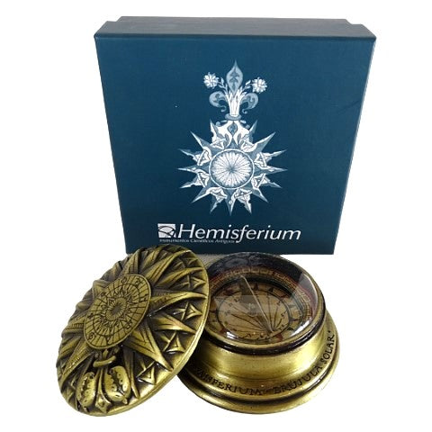 Bússola Solar de Latão Renascentista com Gravação - Presente Vintage Elegante com 4,5 cm de altura e 8,5 cm de diâmetro