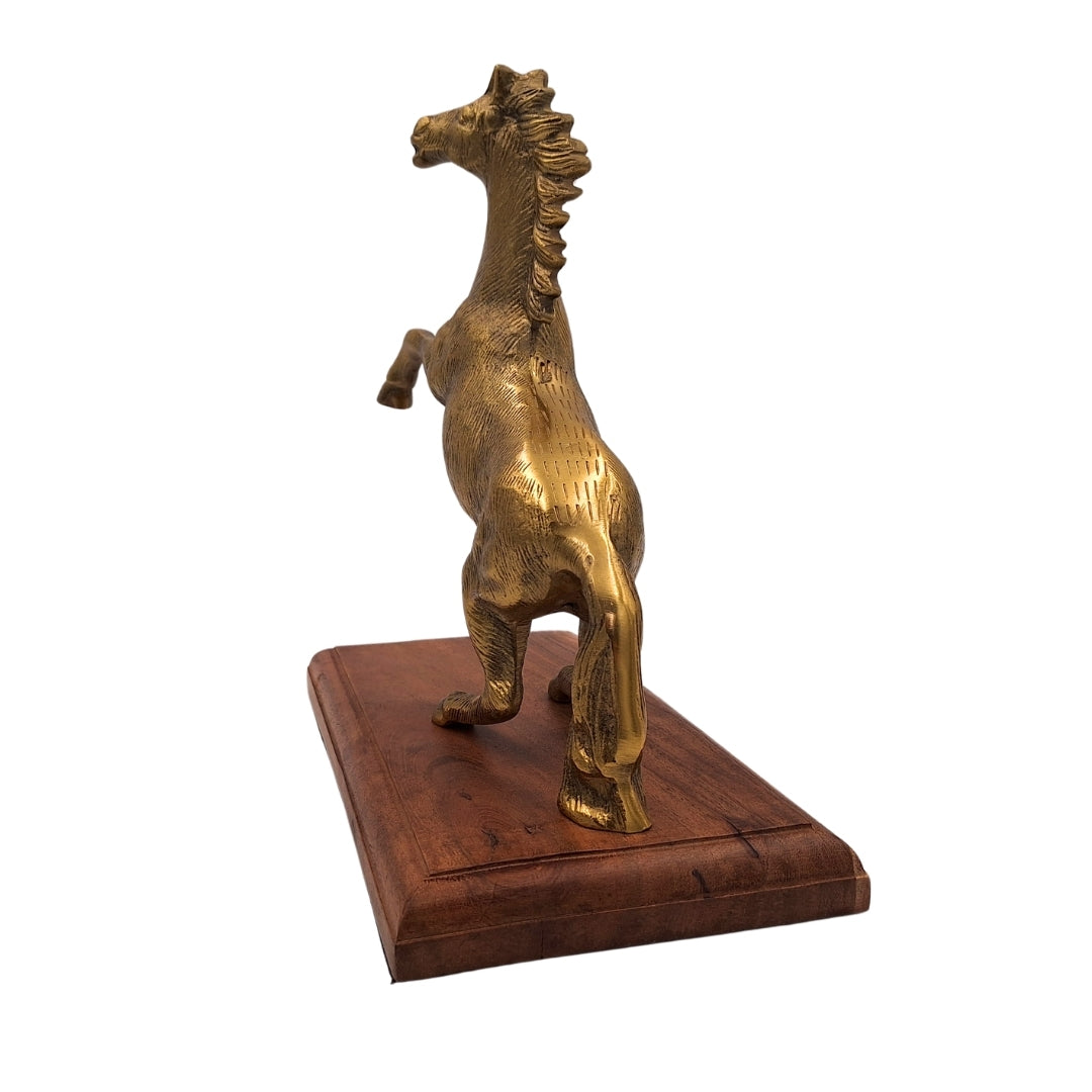 Figura de Cavalo em Alumínio com Base de Madeira com Possibilidade de Personalização por Gravação - Presente Elegante em Cor Dourada e Castanha, Altura 27,5 cm