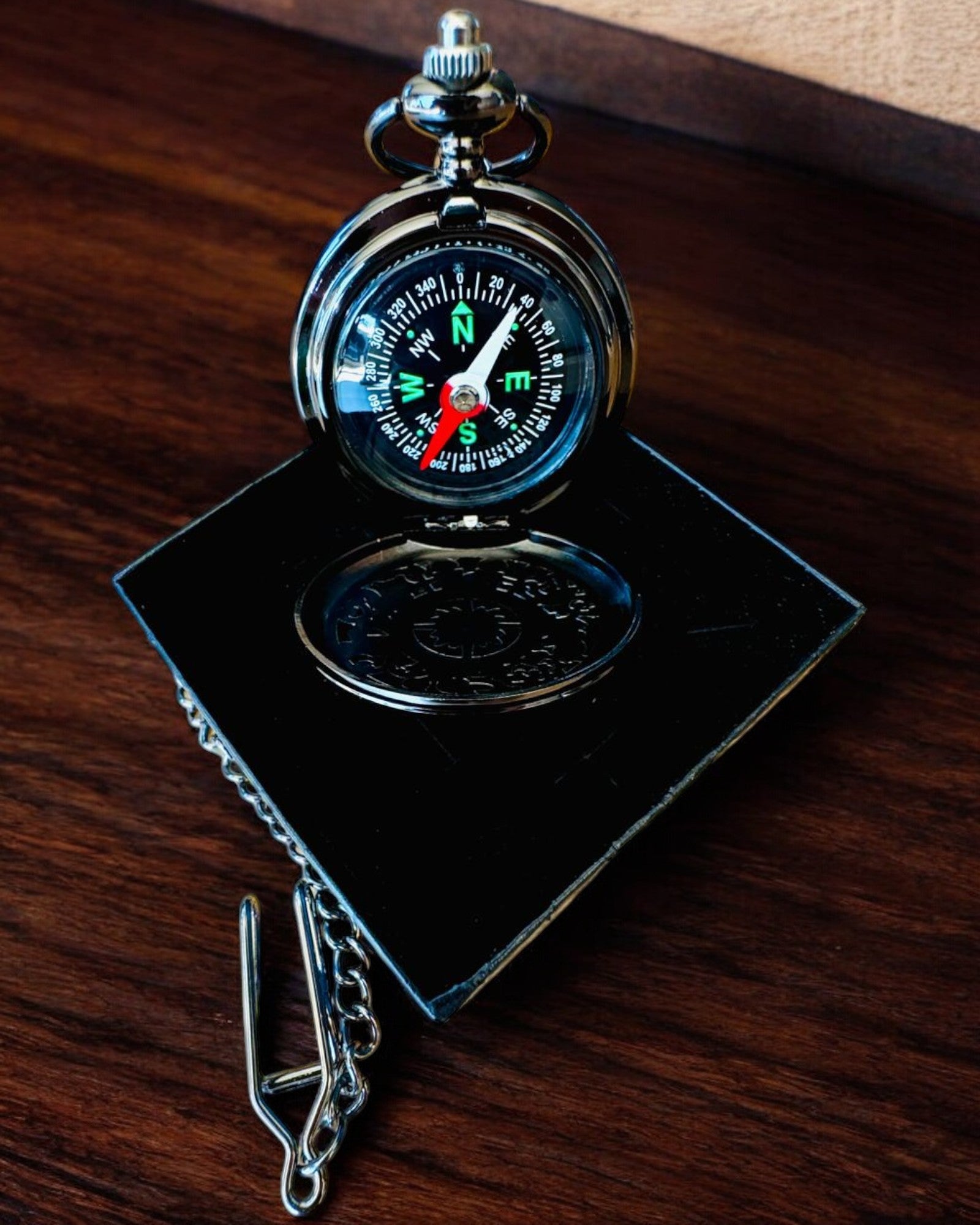 Bússola em estilo de relógio de bolso "Navigator" - Cor metal escuro