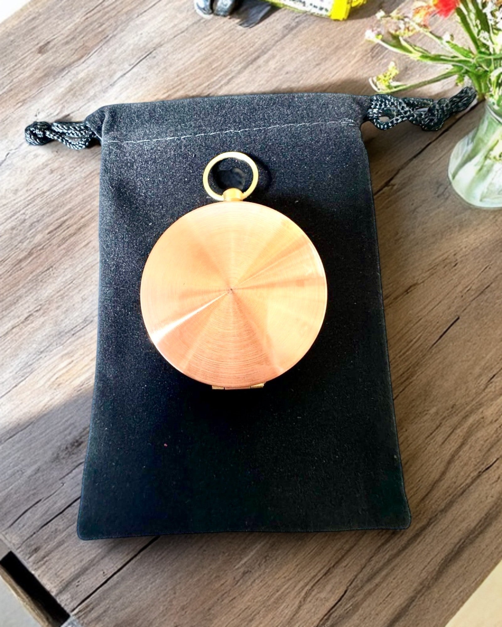 Bússola ouro rosa - navegação em estilo retro – instrumento portátil e preciso para determinação de direção para viajantes e exploradores. Gravação, personalização.