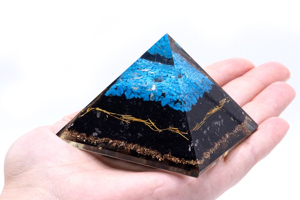 Pirâmide Orgonite com Topo Turquesa e Turmalina Negra