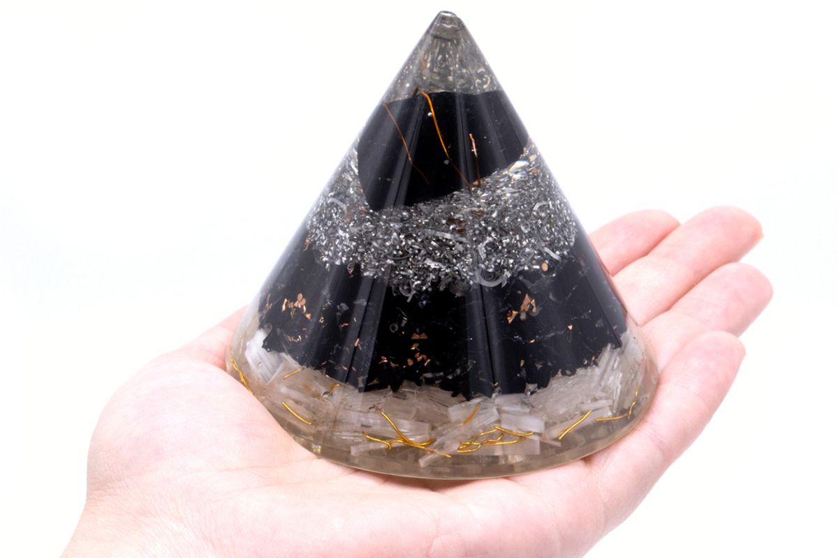 Orgonite de Cavalo com Selenito e Turmalina Negra - Decoração Elegante Altura 90 mm, Resina de Poliéster, Proteção contra Poluição Eletromagnética