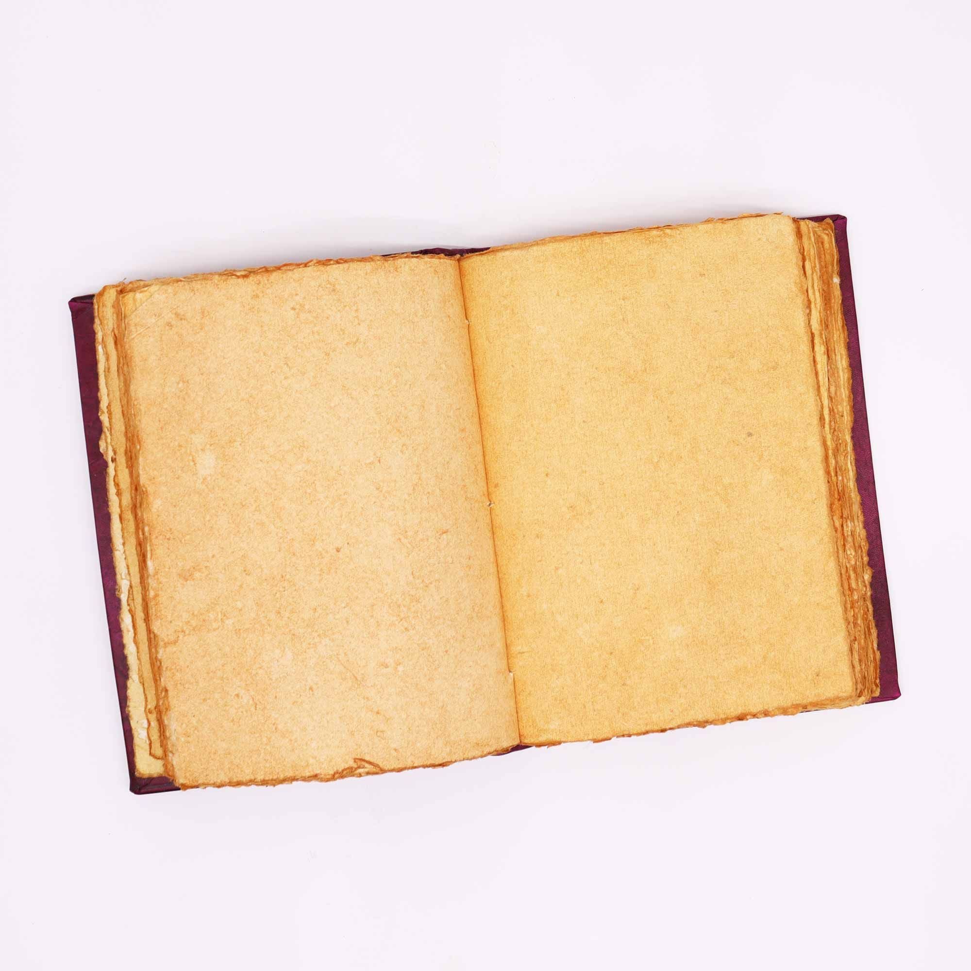 Livro Hefty Red Tan com Decoração Hamsa