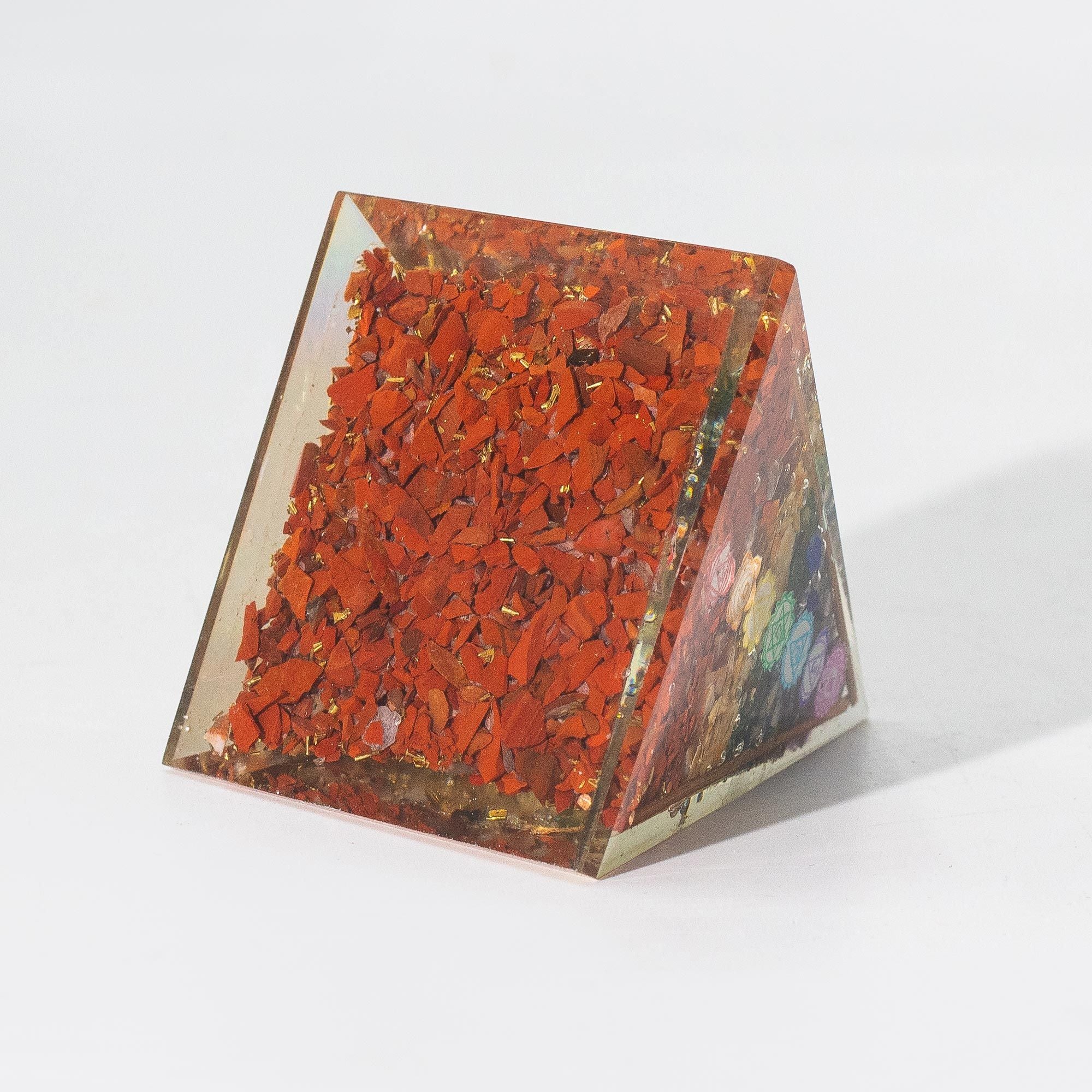 Pirâmide Média Orgonite 7x6 cm com Barras de Cobre e 7 Pedras dos Chakras - Elemento Multicolorido de Harmonia Energética para Presente