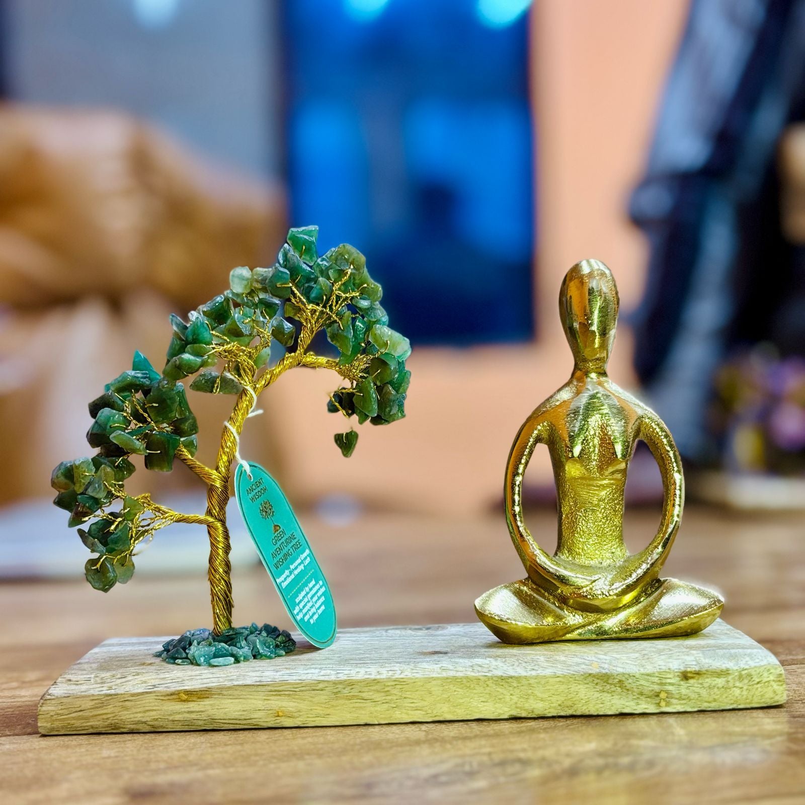 Jardins de Yoga com Pedras Preciosas - Posição Padmasana com Aventurina Verde - Árvore Feita à Mão com 100 Pedras - Elegante Figura em Tom Dourado - Base Natural de Madeira