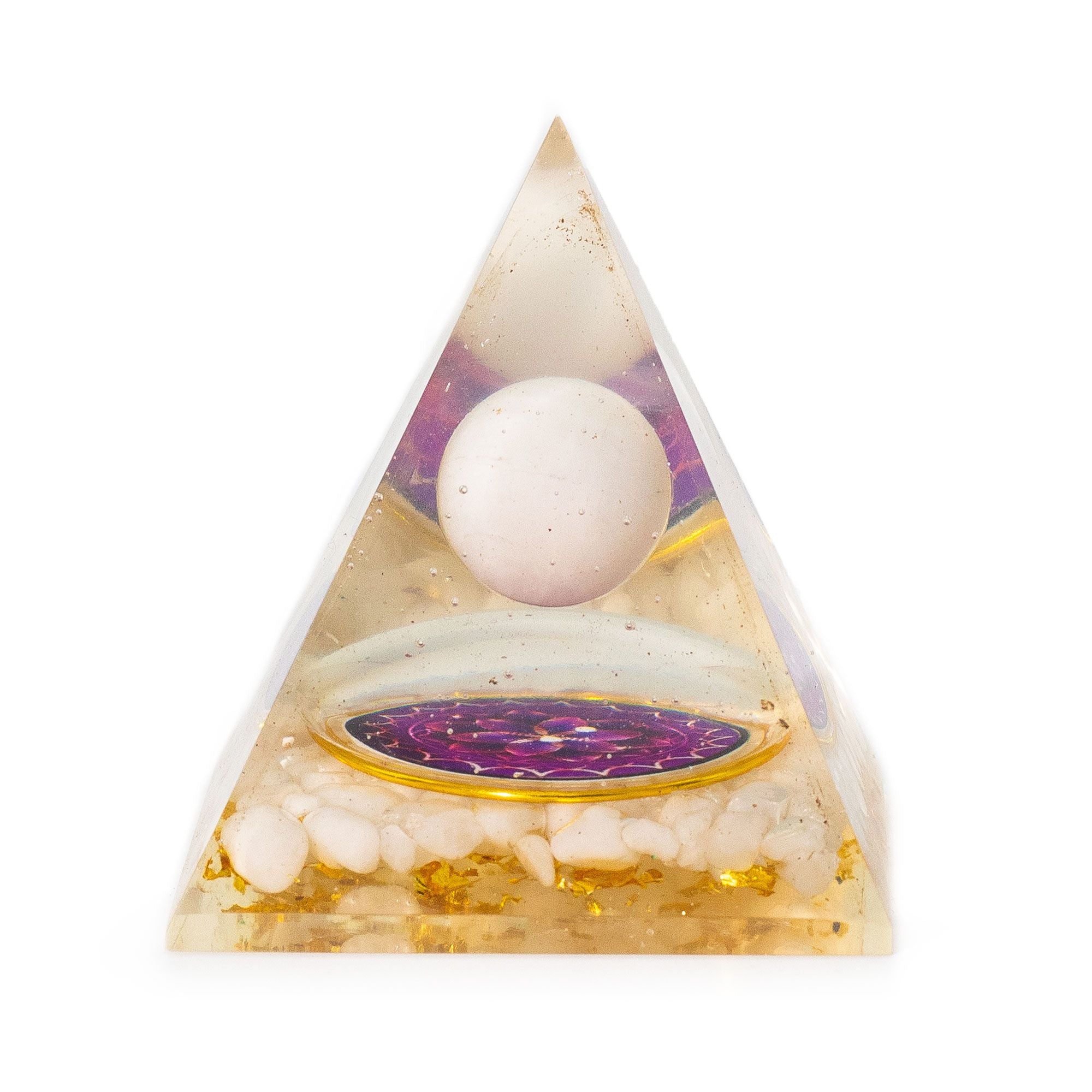 Pirâmide Orgonite com Bola Branca de Quartzo 7x6 cm - Pedaços Naturais de Quartzo e Folhas Douradas