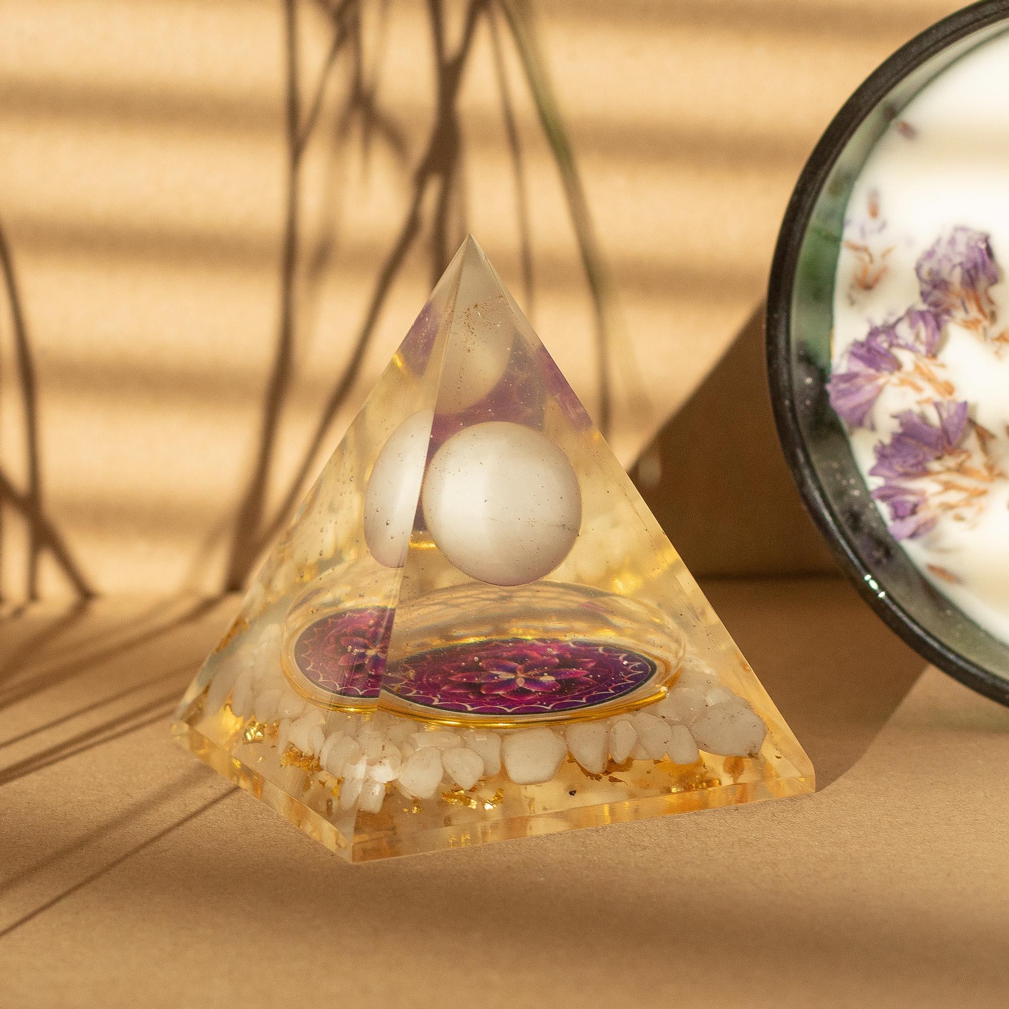 Pirâmide Orgonite com Bola Branca de Quartzo 7x6 cm - Pedaços Naturais de Quartzo e Folhas Douradas