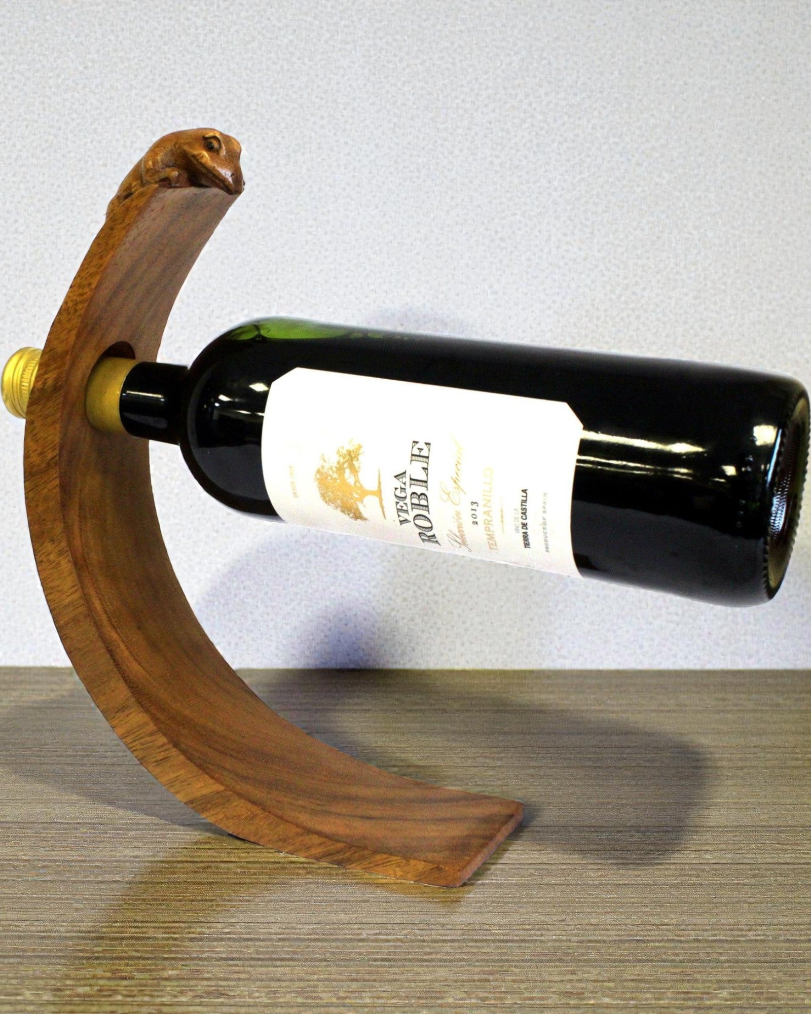 Gekon Balance – Suporte artístico equilibrado para vinho em madeira de suar