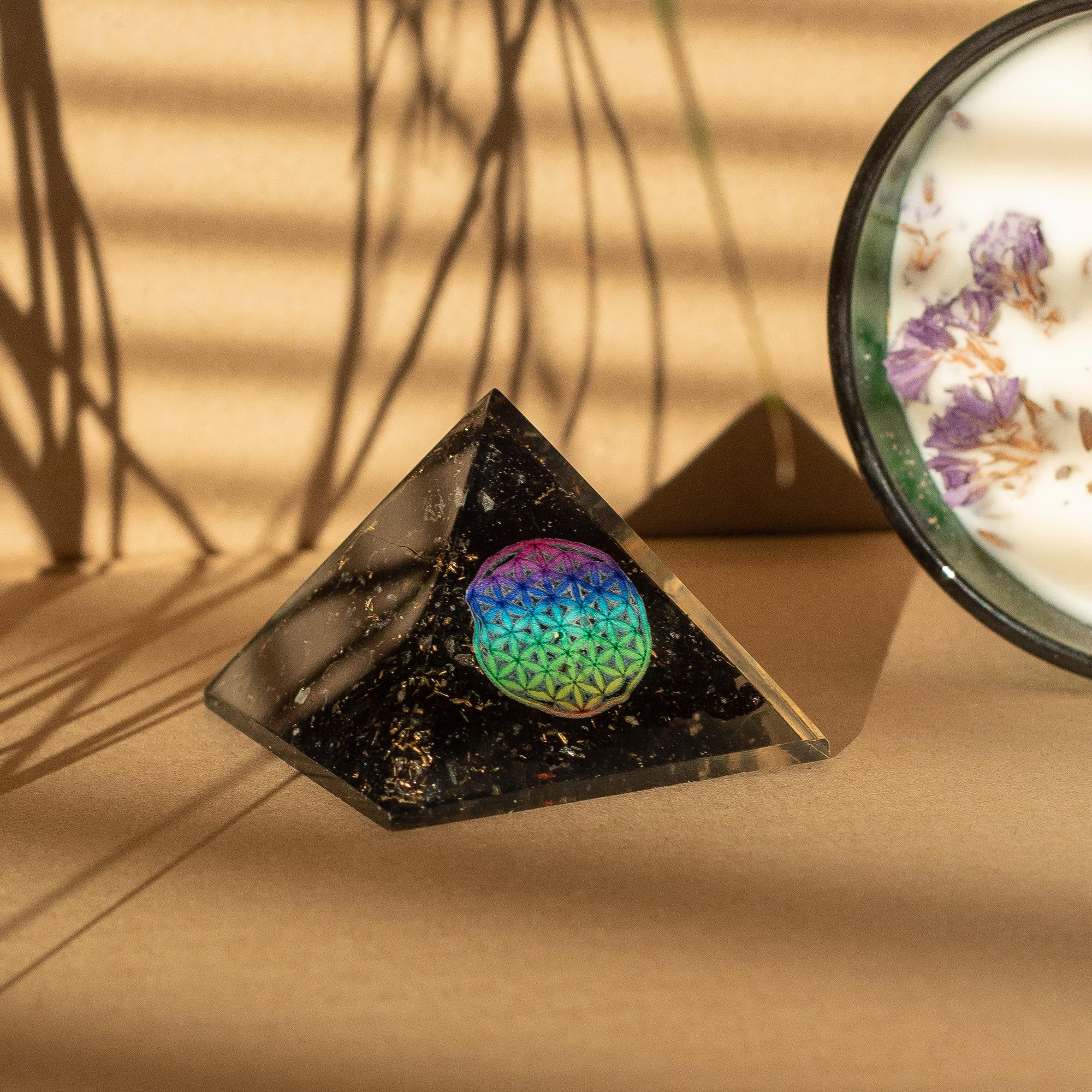 Pirâmide Orgone de Turmalina Negra 5,5x4,5cm com Flor da Vida