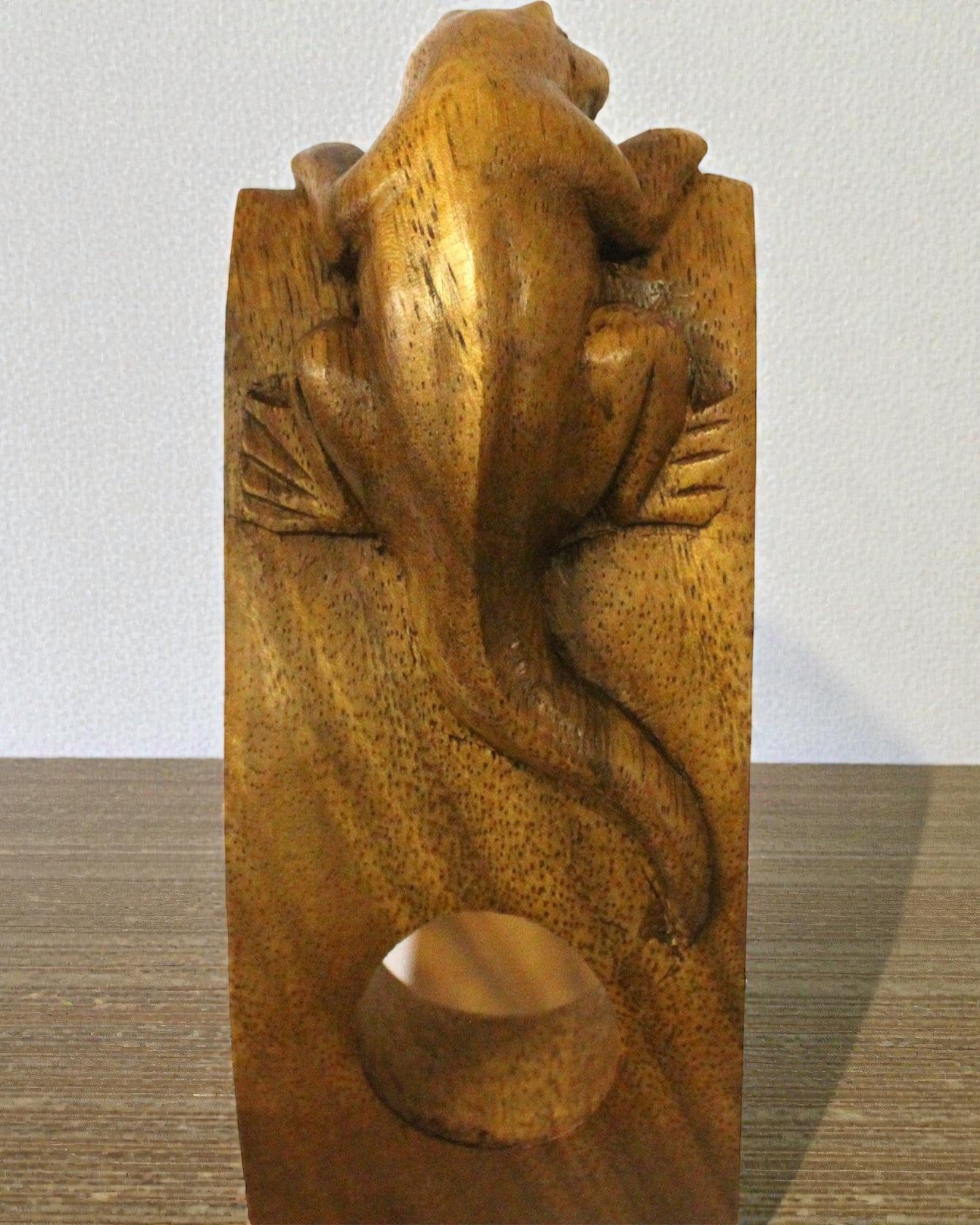 Gekon Balance – Suporte artístico equilibrado para vinho em madeira de suar