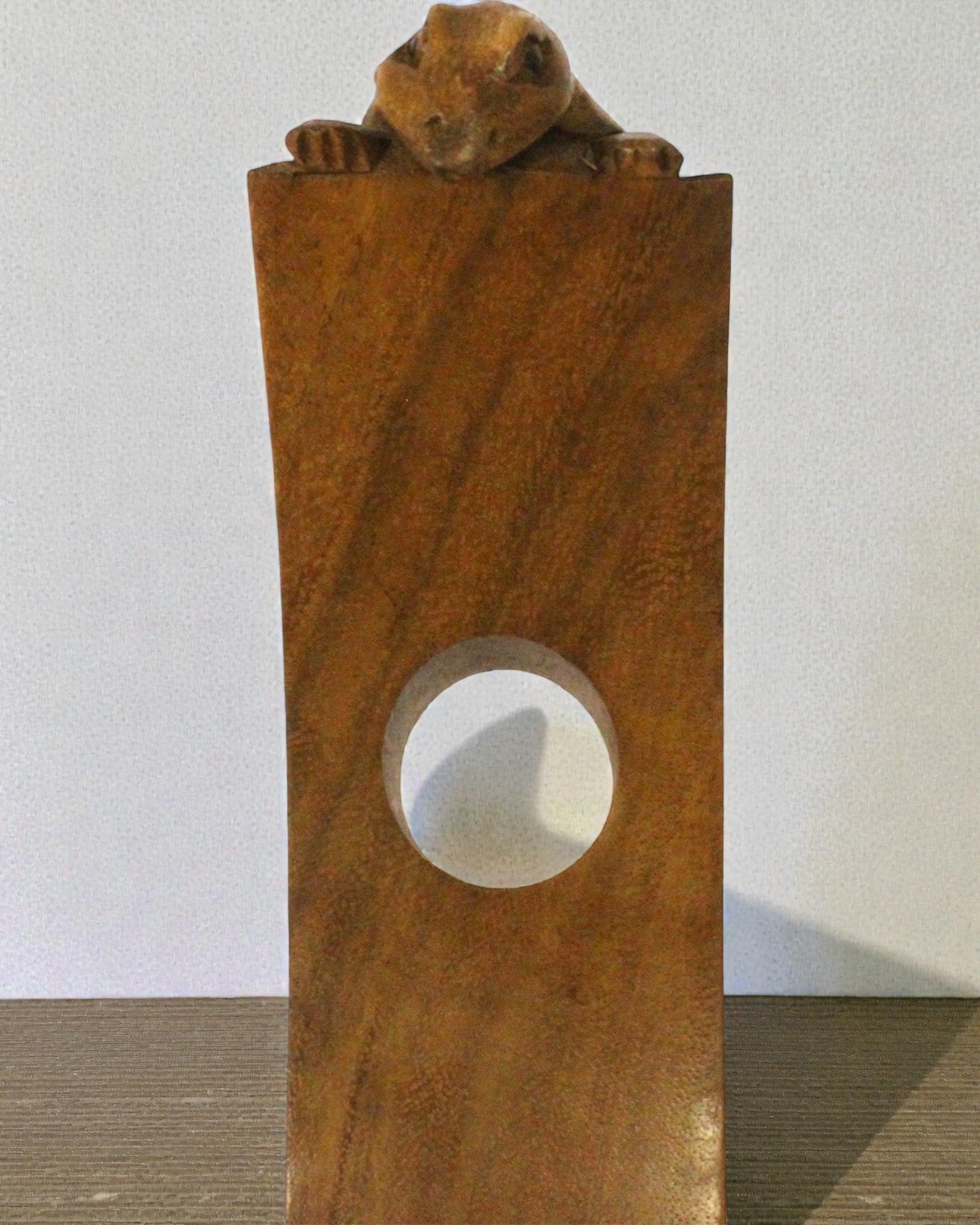 Gekon Balance – Suporte artístico equilibrado para vinho em madeira de suar