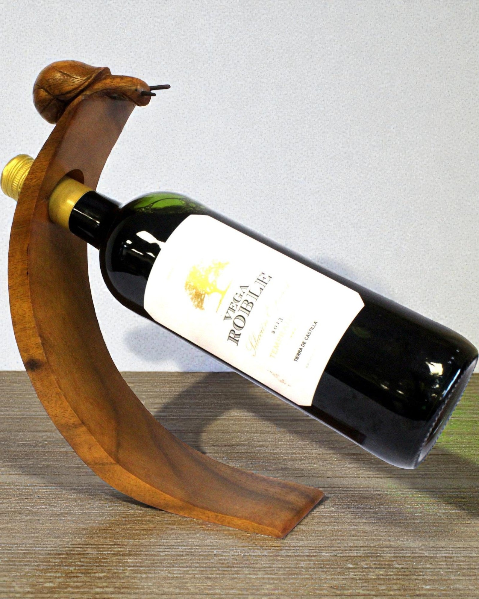 Caracol do Sommelier – Suporte Equilibrado para Garrafa de Vinho em Madeira de Suar, Esculpido à Mão