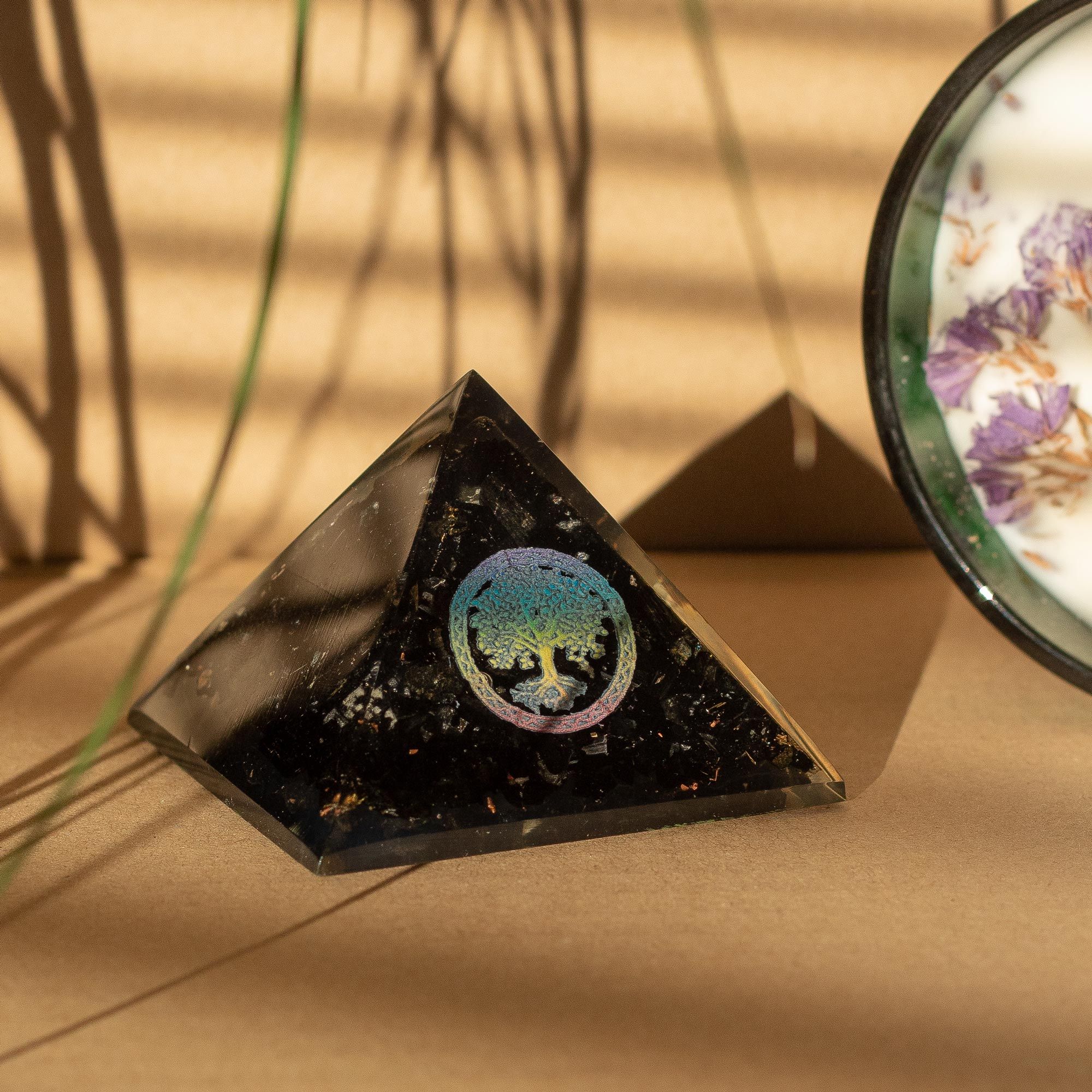 Pirâmide Orgonite Elegante de Turmalina Negra e Símbolo da Árvore da Vida - 5,5x4,5 cm
