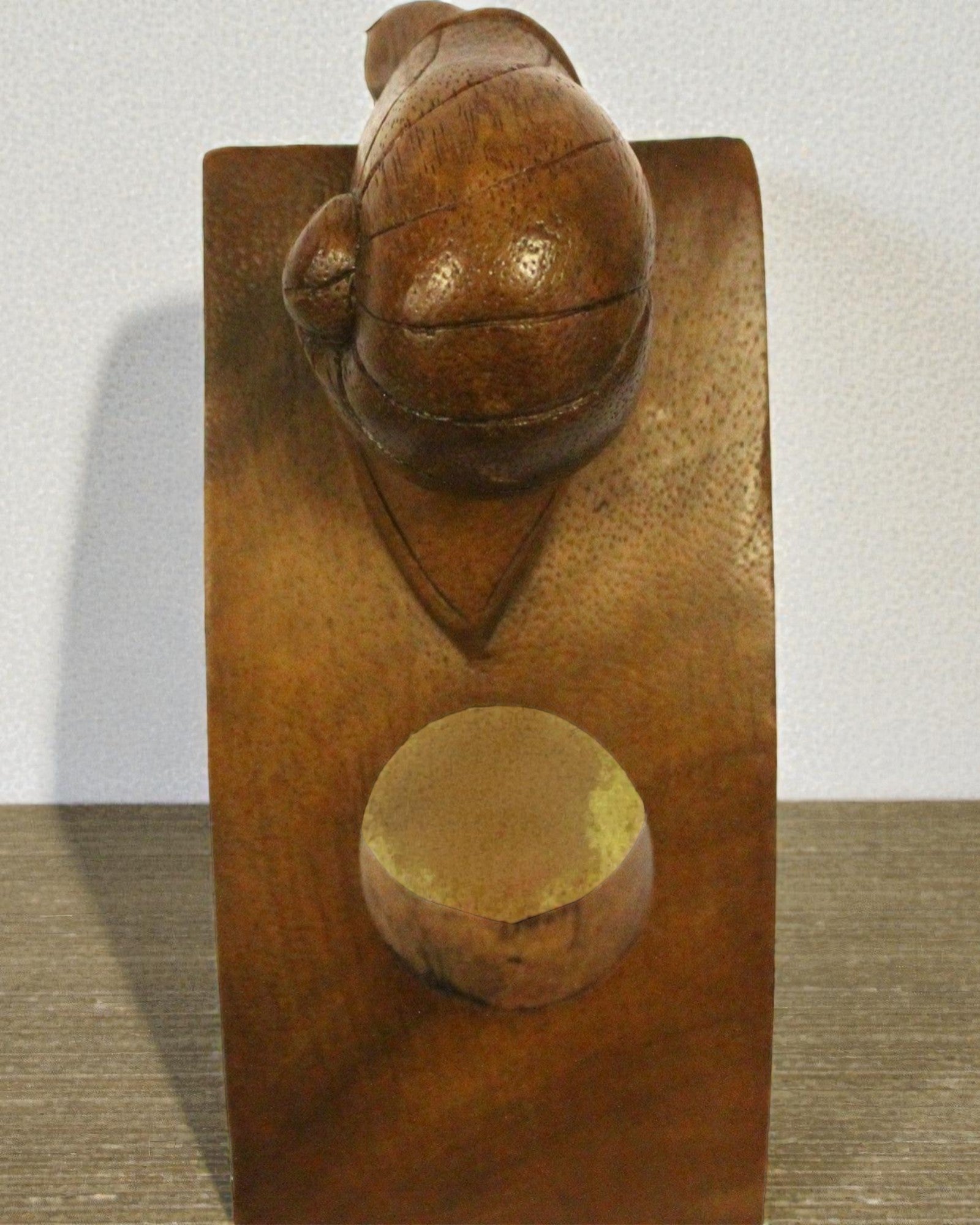 Caracol do Sommelier – Suporte Equilibrado para Garrafa de Vinho em Madeira de Suar, Esculpido à Mão