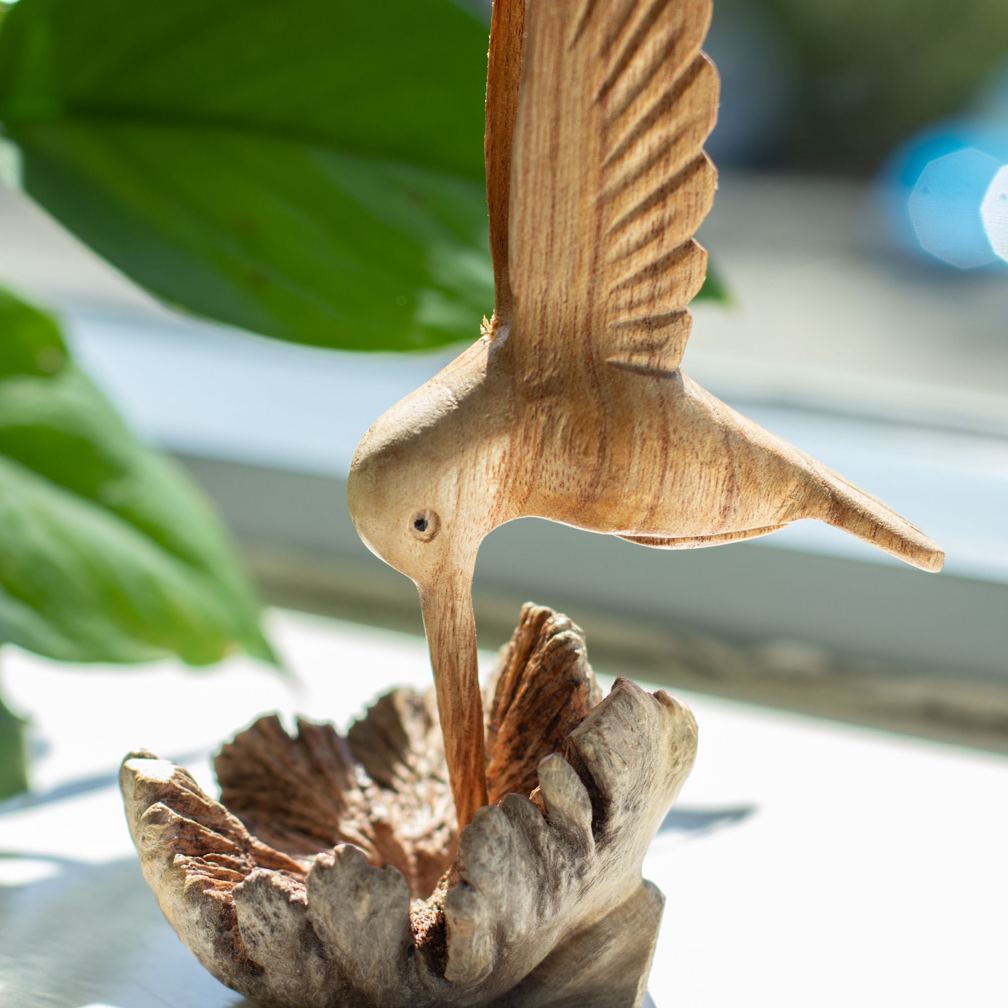 Escultura Manual de Beija-flor a Beber Néctar de Crescimento de Madeira
