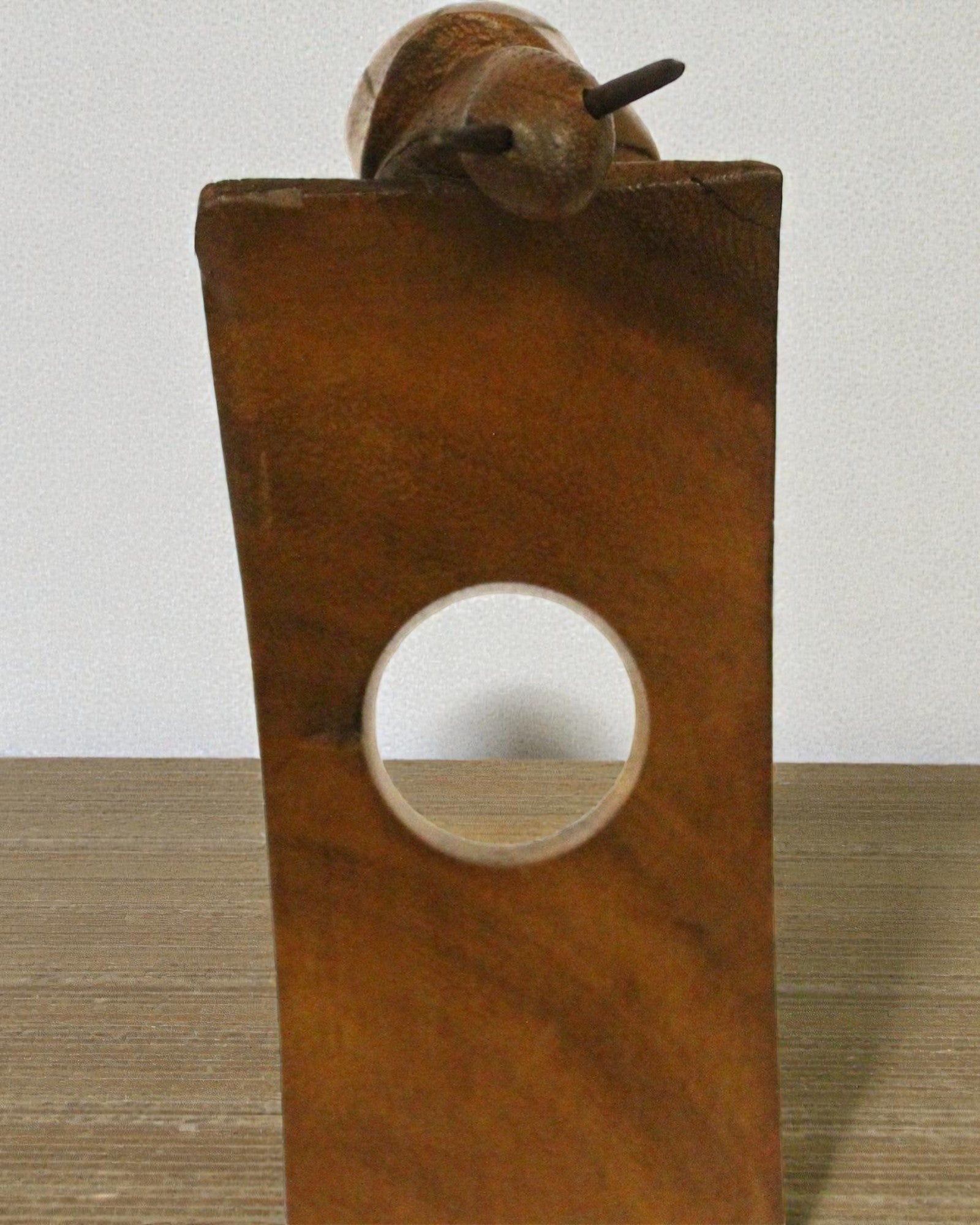 Caracol do Sommelier – Suporte Equilibrado para Garrafa de Vinho em Madeira de Suar, Esculpido à Mão