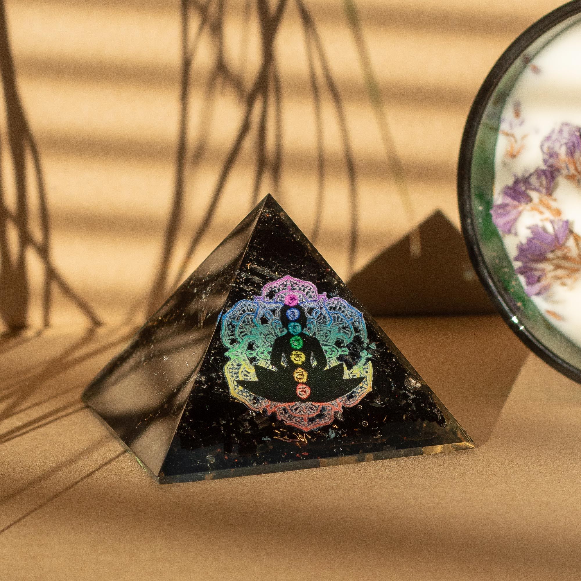 Pequena Pirâmide Orgonite de Turmalina Negra 5,5x4,5cm com Motivo de Buda Chakras