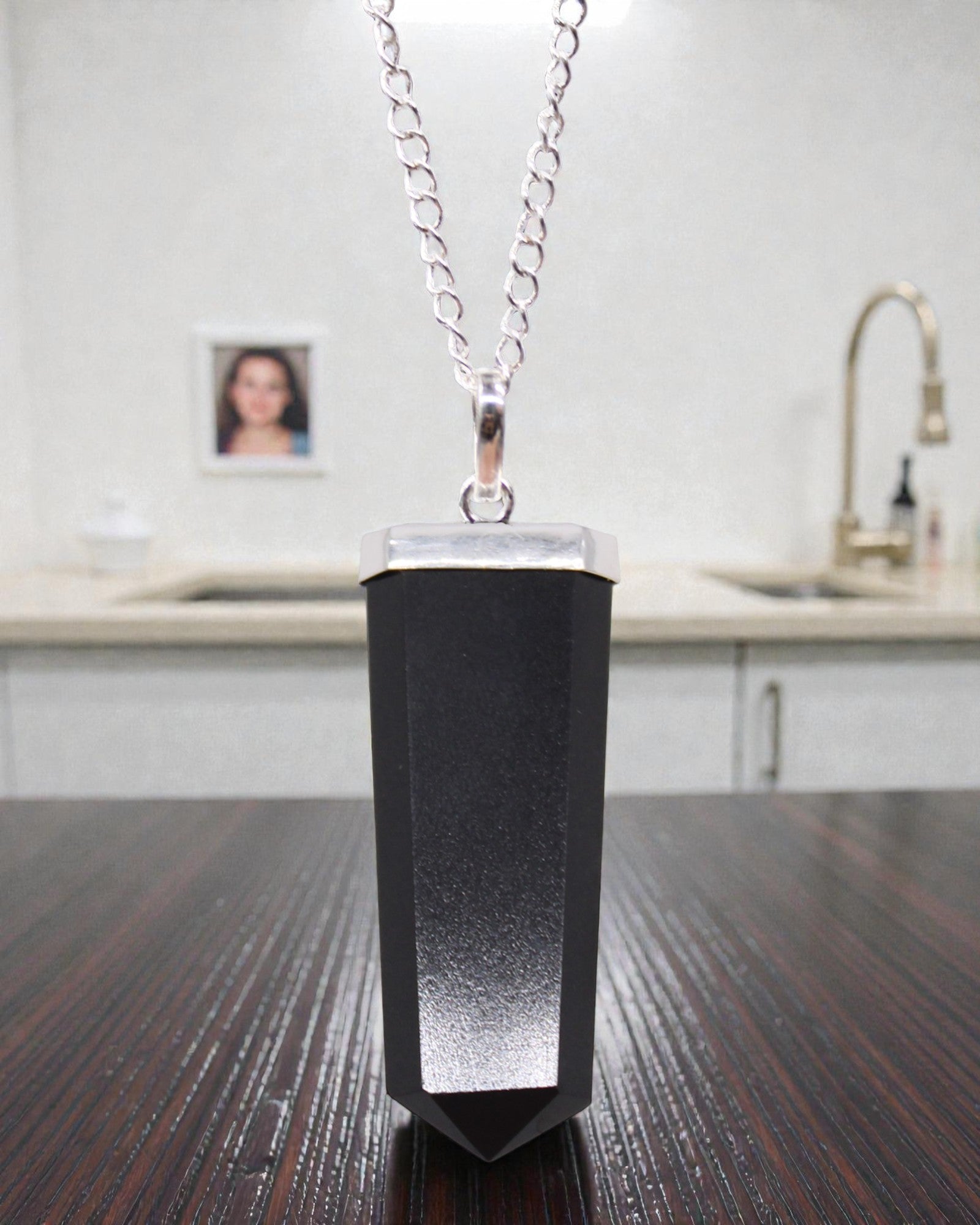 Obsidian Ray – Pendente Plano de Ágata Negra com Corte em Cristal