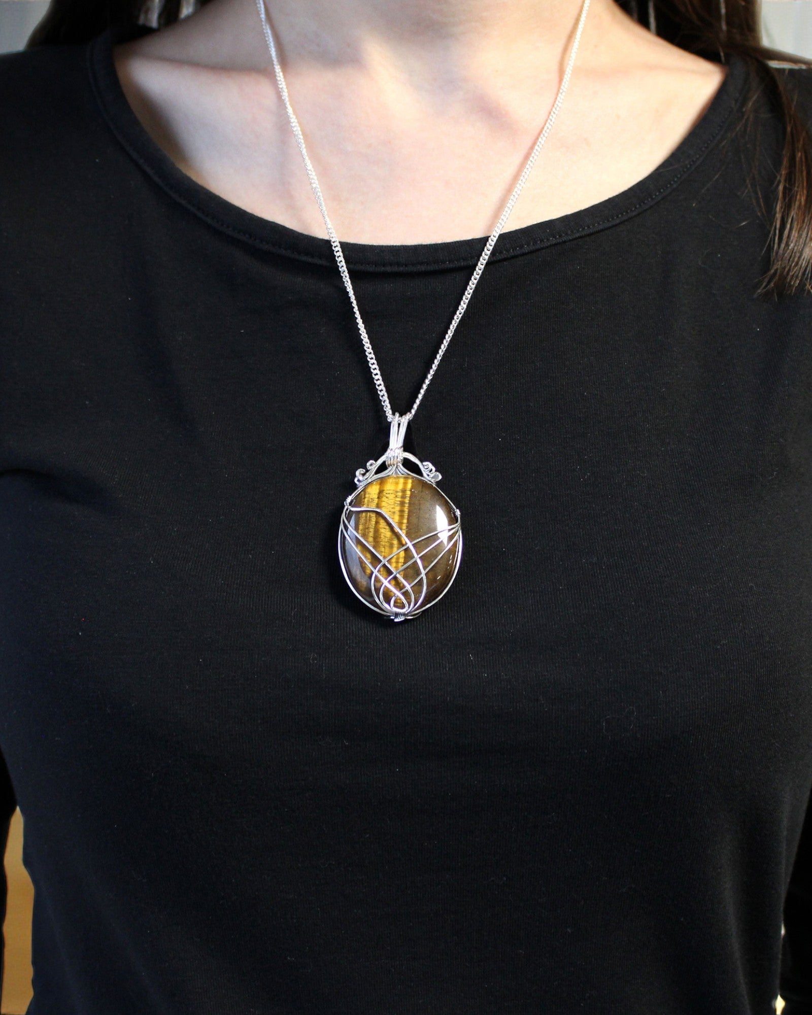 Zawijas Mocy – Colar com Olho de Tigre, Entrelaçado à Mão