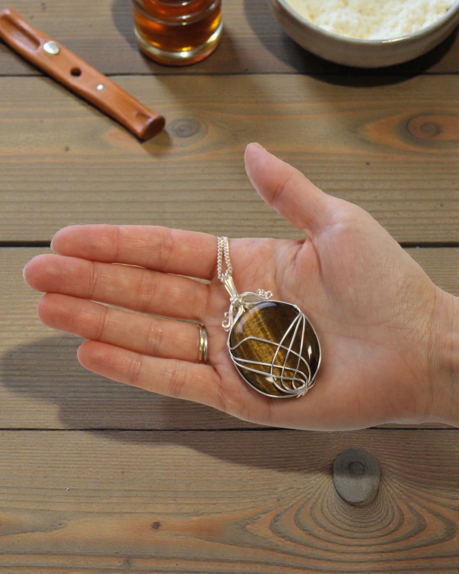 Zawijas Mocy – Colar com Olho de Tigre, Entrelaçado à Mão